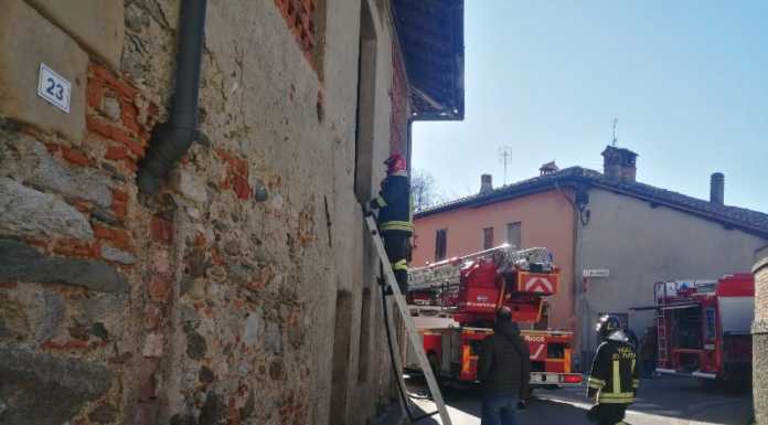 Imbersago: incendio un edificio abbandonato, pompieri al lavoro
