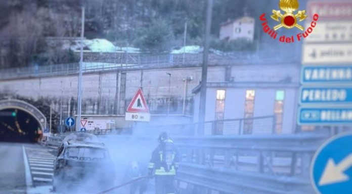 SS36. Auto in fiamme allo svincolo di Bellano, sul posto i pompieri incendio auto bellano