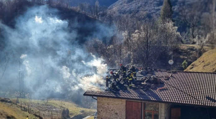 In fiamme il tetto di una baita a Cassina Valsassina, pompieri al lavoro