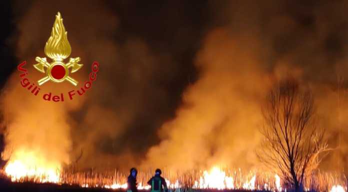 Fiamme a Dolzago: quattro squadre di vigili del fuoco al lavoro all’alba