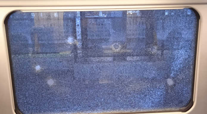 Mariano Comense. Prende a mazzate i finestrini del treno, paura in stazione treno vandalizzato-mariano comense