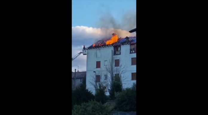 Rogeno. Incendio devasta il tetto di un’abitazione, VVF in posto