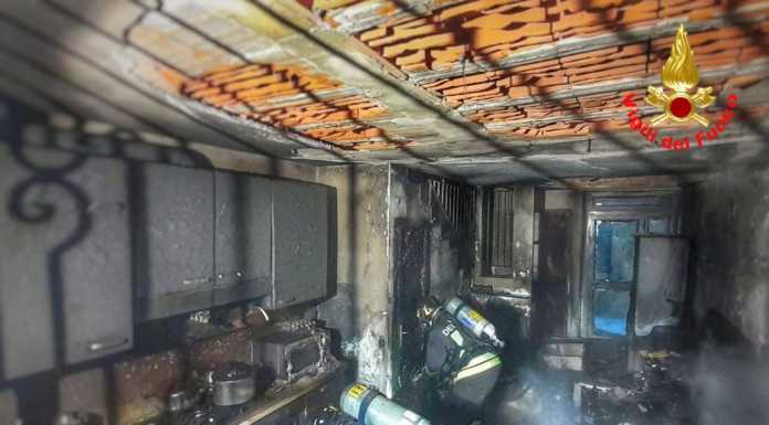 Grosso incendio a Foppenico, in due si salvano scappando da un balcone Incendio Via Innominato Calolzio