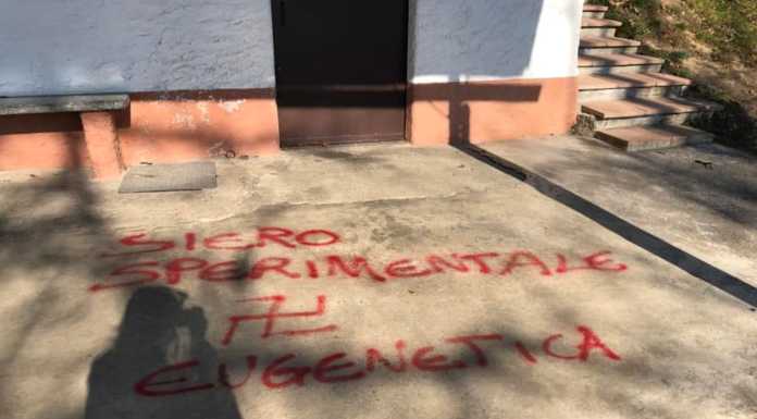 Scritte “No vax”, imbrattata la baita degli alpini in Bressanella