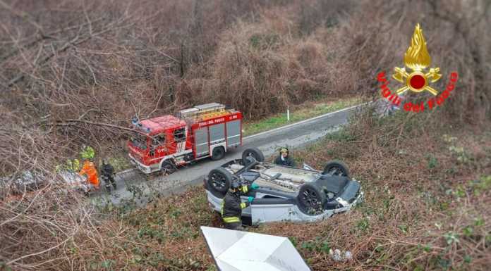 Incidente a Sirtori, auto si ribalta fuori strada: un ferito