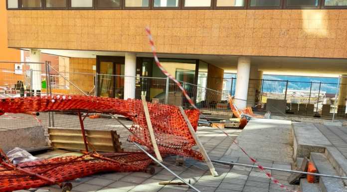 Viale Montegrappa, transenne di cantiere disarcionate dal vento