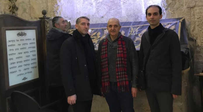Da Gerusalemme a Calco, “Croce Leonina” al calchese Vincenzo De Lucia Vincenzo De Lucia (a destra) presso la Tomba di Re Davide