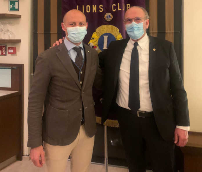 Il sindaco Mauro Gattinoni insieme a Giuseppe Manzoni, presidente del Lions Club Lecco Host.