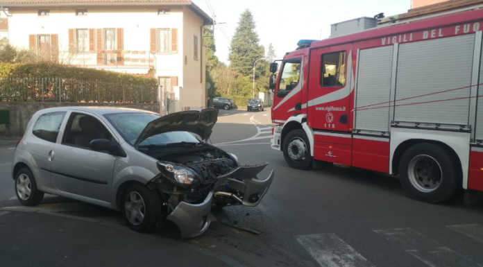 Auto contro un albero in viale Lombardia, 38enne trasportata in ospedale