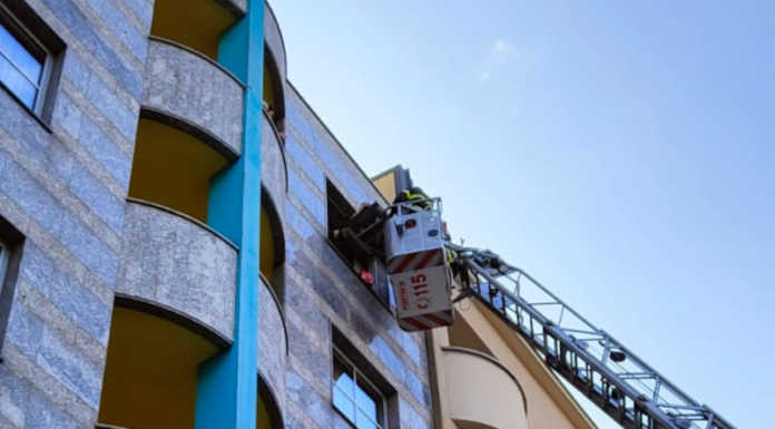 Soccorsi in hotel, uomo calato dalla finestra con l’autoscala