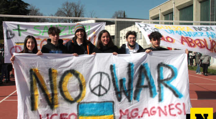 Merate. Presidio degli studenti del liceo Agnesi per dire no alla guerra