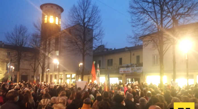Merate chiede pace: piazza Prinetti gremita per dire no alla guerra Merate presidio pace no guerra