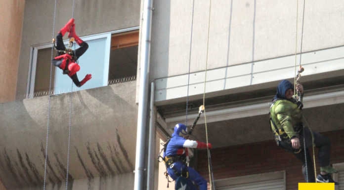 Merate, “volteggi” dal tetto del Mandic: applausi per i supereroi acrobatici Supereroi acrobatici