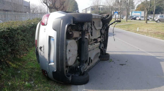 Osnago, auto si ribalta su un fianco: illeso il conducente