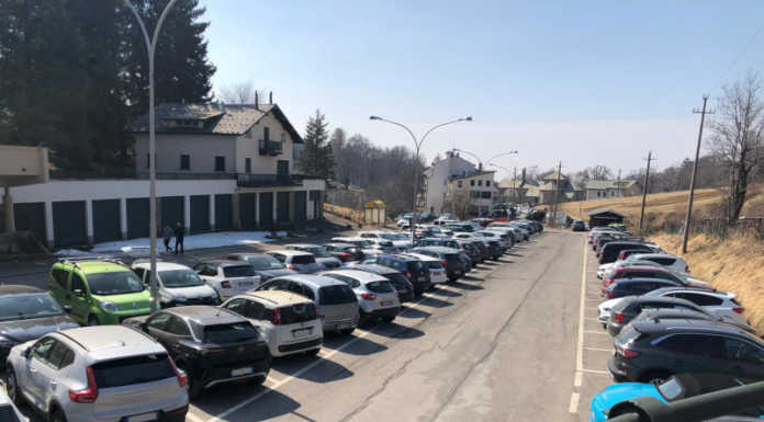 Domenica meno affollata di turisti nel lecchese. E’ colpa del caro benzina? Piani Resinelli parcheggio