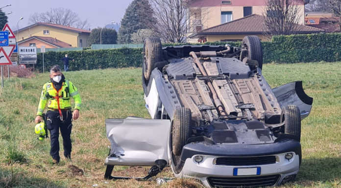 Rogeno, incidente tra due auto, una si ribalta. Soccorsa una donna