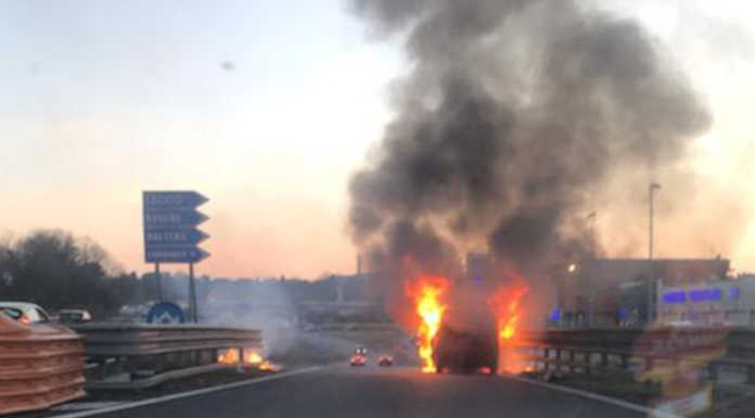 Auto in fiamme sulla SS36 all’altezza di Molteno in direzione Sud SS36 Auto in fiamme Molteno