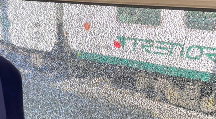 Tre treni presi a sassate a Calolzio: danni ingenti ai convogli Sassaiola contro i treni