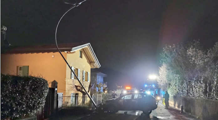 Valgreghentino: finisce con l’auto fuori strada e colpisce un lampione
