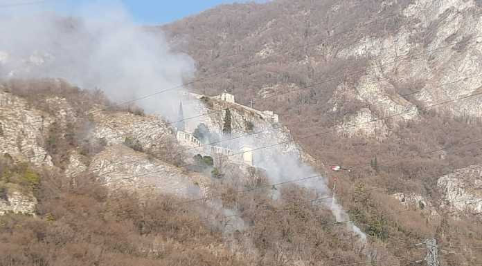 Ha ripreso vigore l’incendio a Vercurago, fiamme ai piedi della Valletta