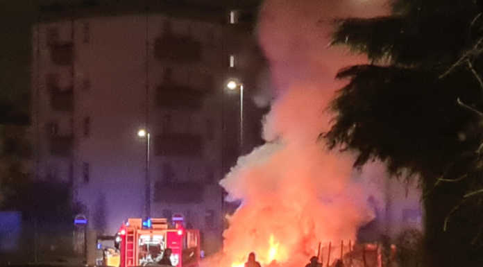 Notte movimentata nel rione di Belledo, un’auto distrutta dalle fiamme
