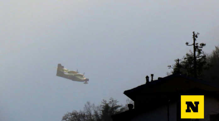 Ecco dove va il Canadair che oggi sorvola i cieli di Lecco e pesca acqua dal lago canadair