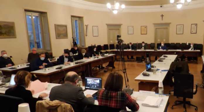 Lecco. Scontro in Consiglio, opposizioni in ‘silenzio’ e ‘fuoco amico’ dal PD