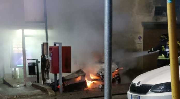 Laorca. Incendiano un divano abbandonato ma le fiamme distruggono un’auto Laorca Incendio auto