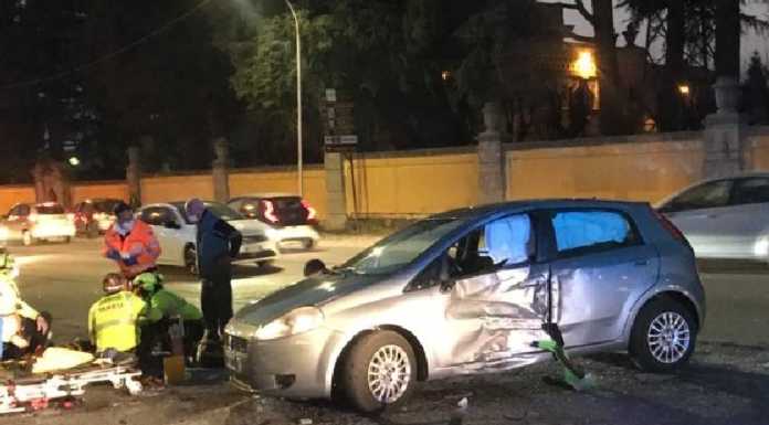 Schianto tra auto e moto a Cernusco: soccorso biker