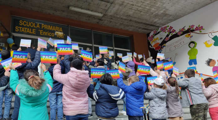 Lecco. Alunni in marcia per la pace, le immagini dal centro ai quartieri