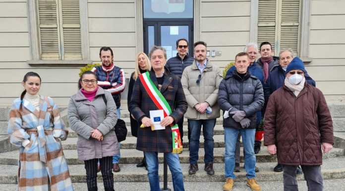 Calolzio. I consiglieri comunali in piazza con i cittadini per dire stop alla guerra