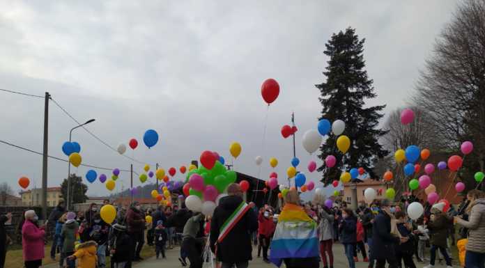 A Dolzago un corteo in marcia e palloncini in cielo per la pace