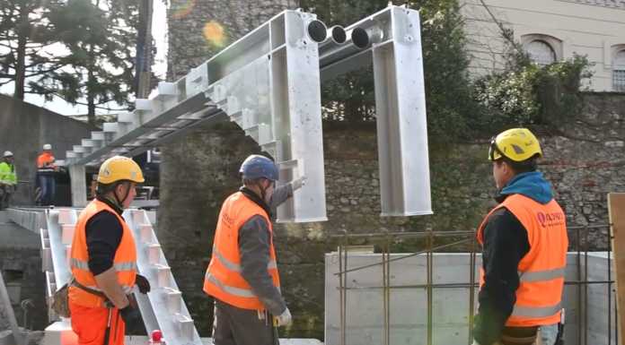 Lecco, installata la nuova passerella pedonale in via Carlo Porta