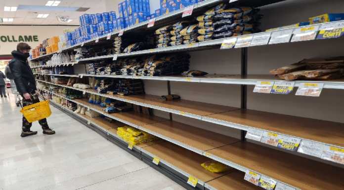 Scaffali vuoti nei supermercati, spaventa la guerra in Ucraina