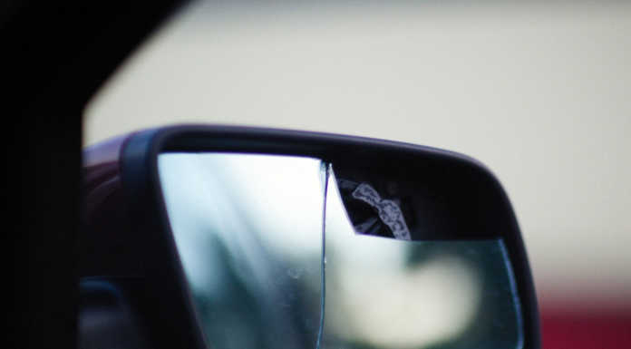 Tenta la truffa dello specchietto ma la vittima non ci casca.