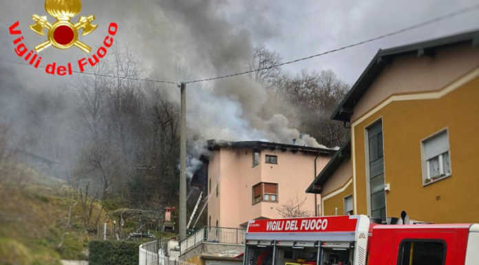 Calolzio. Grosso incendio a Rossino, in fiamme il tetto di un’abitazione