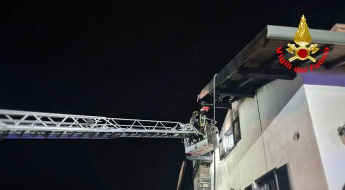 Incendio tetto a Sueglio, Vigili del Fuoco al lavoro nella notte
