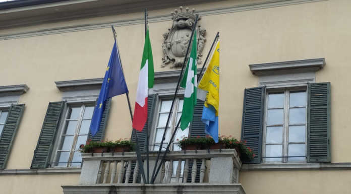 Lecco: ottimo livello di maturità digitale tra i comuni capoluogo Il comune di Lecco espone la bandiera di Fiab