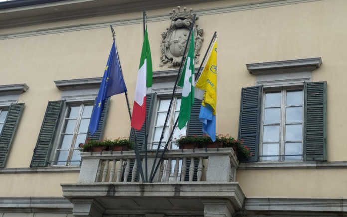 Il comune di Lecco espone la bandiera di Fiab