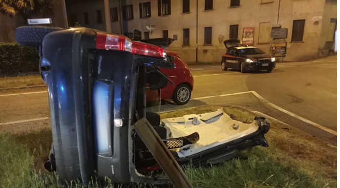 Bernareggio. Scontro alla rotonda per Ronco: auto si ribalta