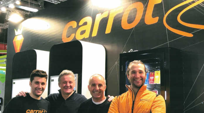 Dalle forbici allo sport. Carrot, l’attrezzo che mancava per la manutenzione dello sci Carlo Codega, il papà Massimo, Luciano Acerboni (produttore delle scioline) e il fratello Ivan