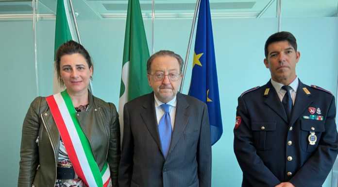 Nibionno. Fermò le gare clandestine d’auto, encomio all’agente Giorgio Riboldi Da sinistra, il sindaco di Nibionno Laura Di Terlizzi, l'assessore regionale Riccardo De Corato e l'agente della Polizia locale Giorgio Riboldi