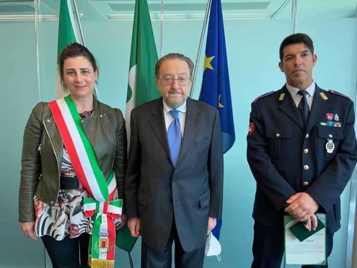 Da sinistra, il sindaco di Nibionno Laura Di Terlizzi, l'assessore regionale Riccardo De Corato e l'agente della Polizia locale Giorgio Riboldi