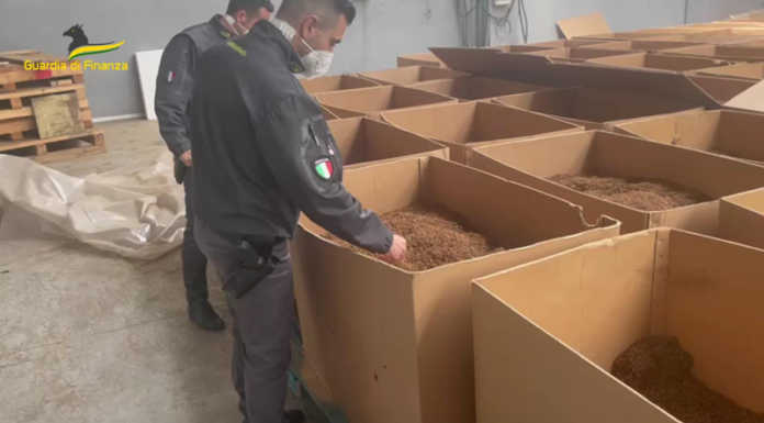 Maxi sequestro di sigarette contraffatte: 2 arresti e 8 denunce nel Milanese