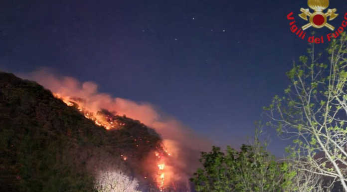 Incendio Olgiasca: fiamme minacciano le case, notte di lavoro per i Vigili del Fuoco