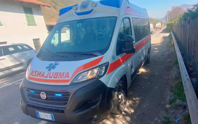 L'ambulanza della Croce San Nicolò giunta sul posto per prestare i soccorsi
