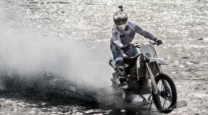 All’asta la moto che vola sull’acqua, nel 2017 aveva attraversato il lago