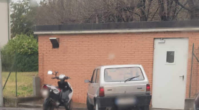 Belledo. Un lettore segnala: auto in sosta davanti a un’uscita di sicurezza