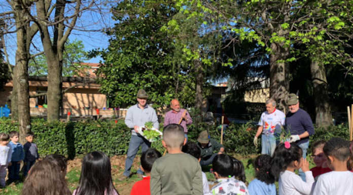 Merate, alla materna l’orto didattico realizzato dagli alpini (sindaco incluso)