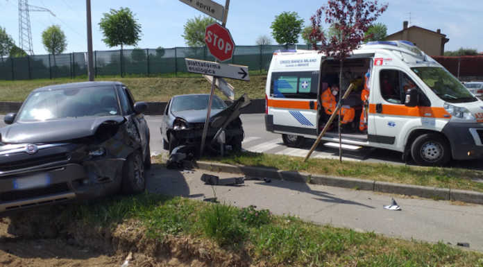 Merate, scontro tra auto a Brugarolo. Abbattuto cartello stradale